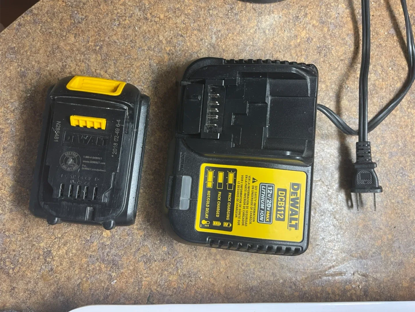 DeWalt DCB112 Battery Charger & Battery image indicator(2)