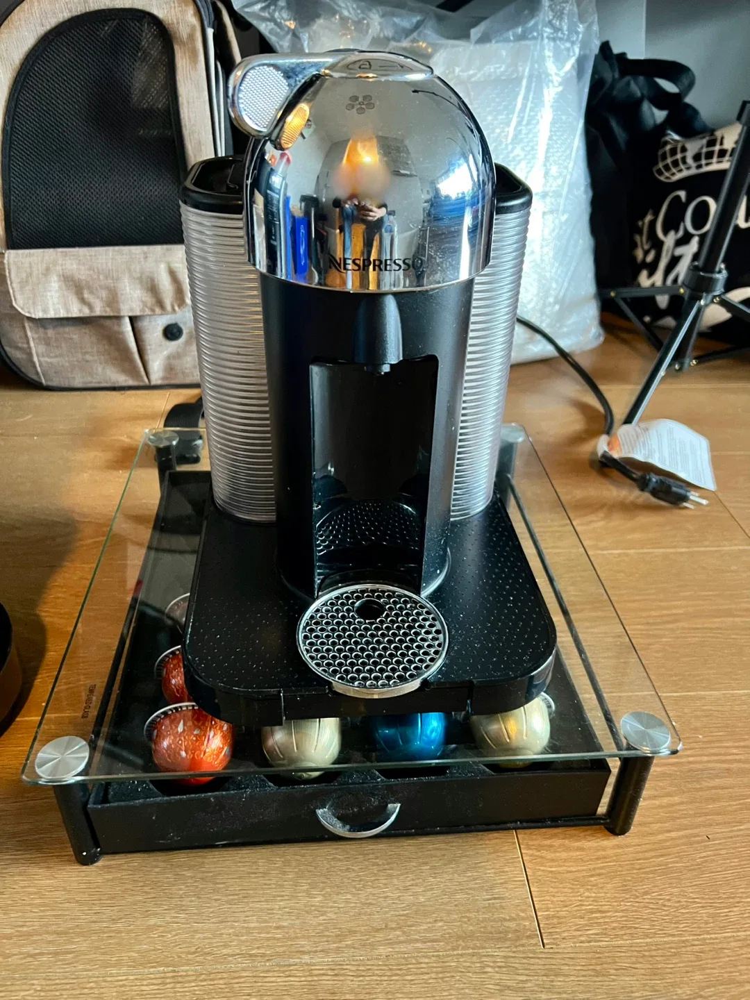 Nespresso Vertuo Coffee Machine w/ frother and pods image indicator(3)