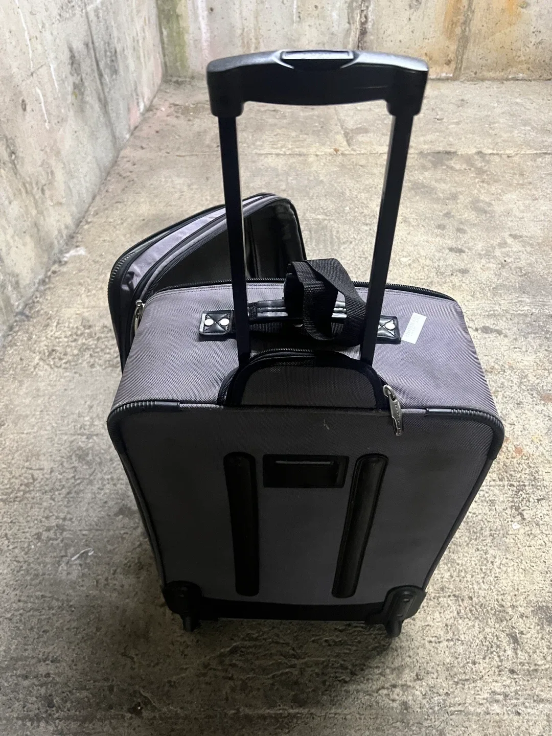 Tracker Rolling Suitcase image indicator(4)