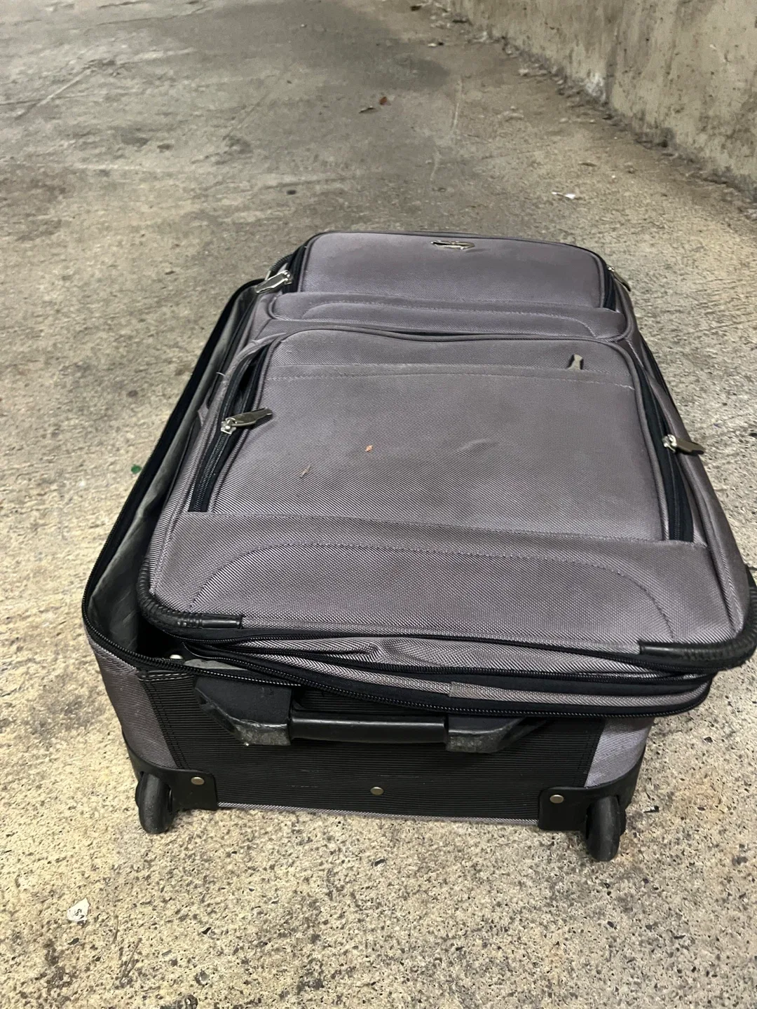 Tracker Rolling Suitcase image indicator(2)