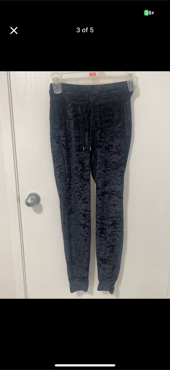 Lululemon Black Velvet Joggers - Size 4 image indicator(3)