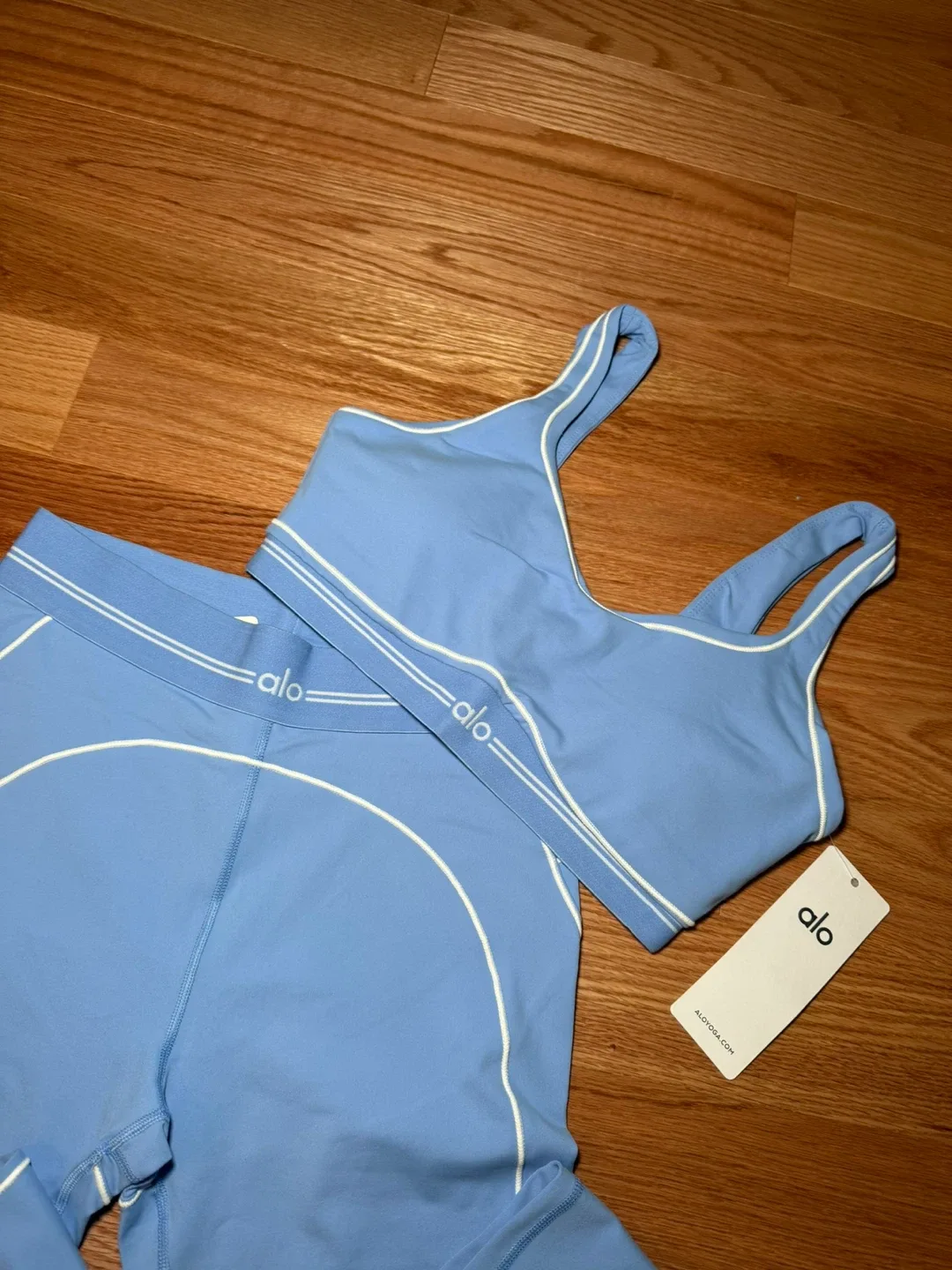 New Alo Yoga Set - Bra & Leggings - Light Blue image indicator(2)