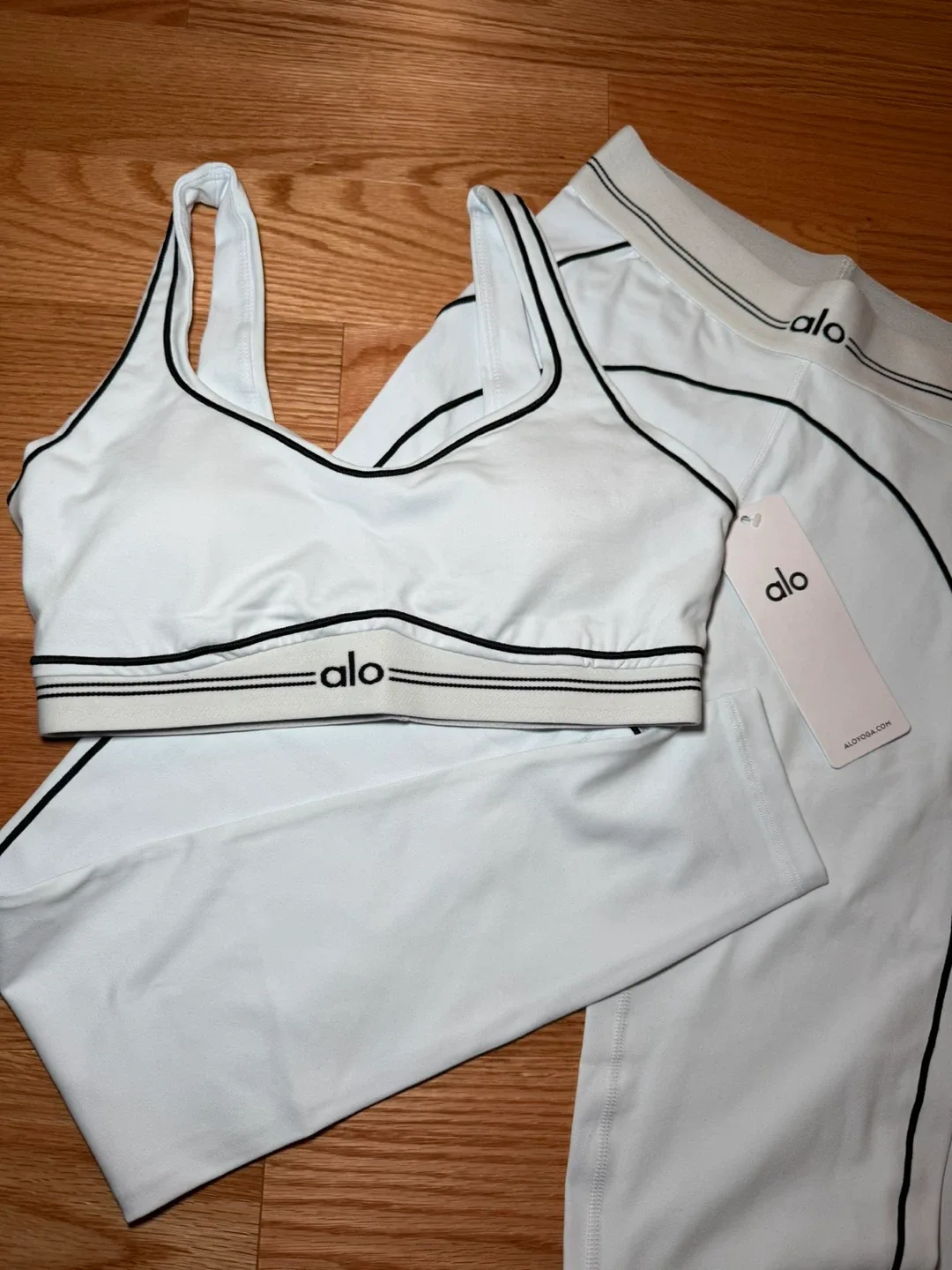 Alo Yoga White Bra & Leggings Set image indicator(2)