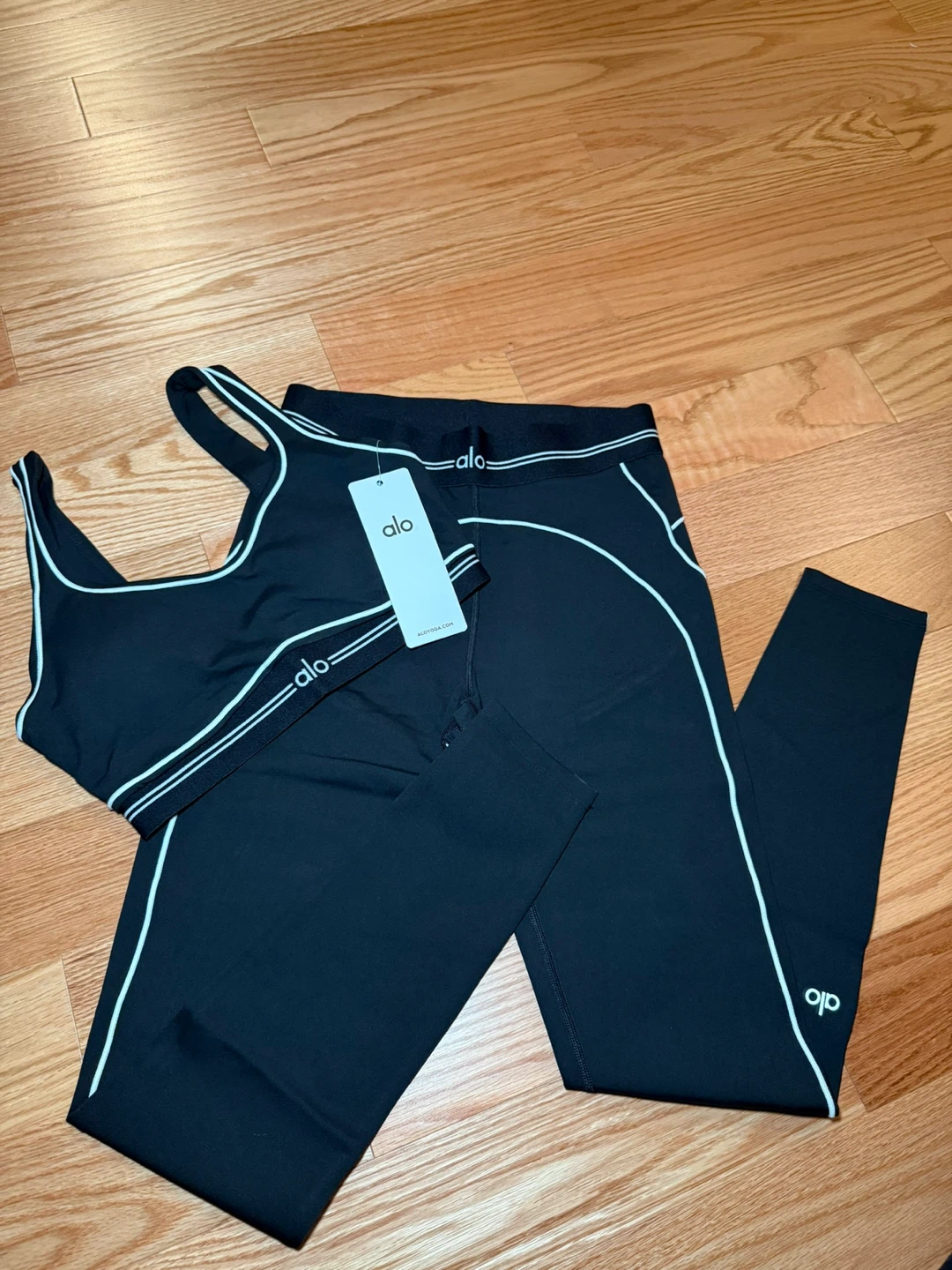 New Alo Yoga Set - Bra & Leggings