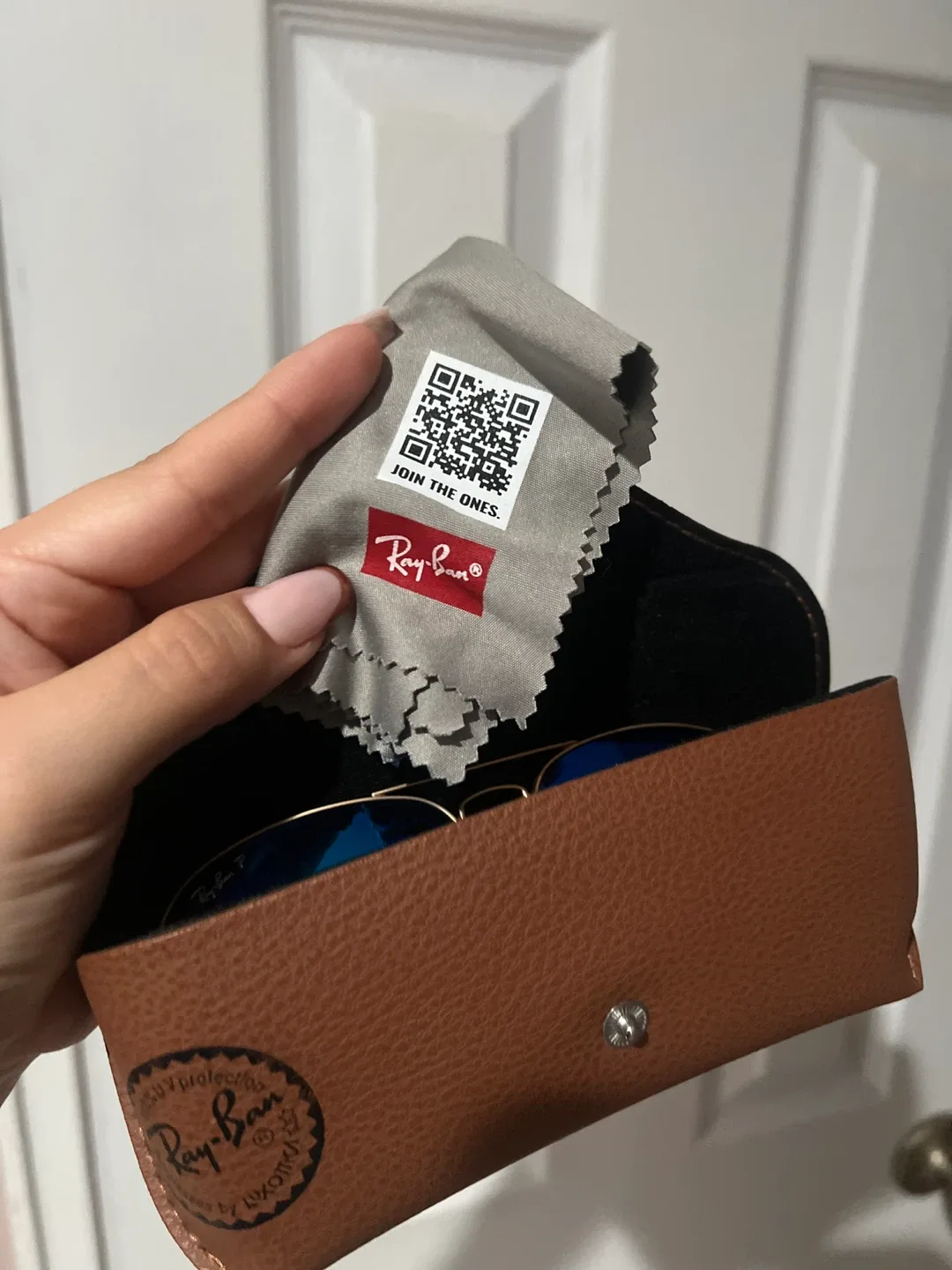 Ray-Ban Aviator Sunglasses with Case image indicator(4)