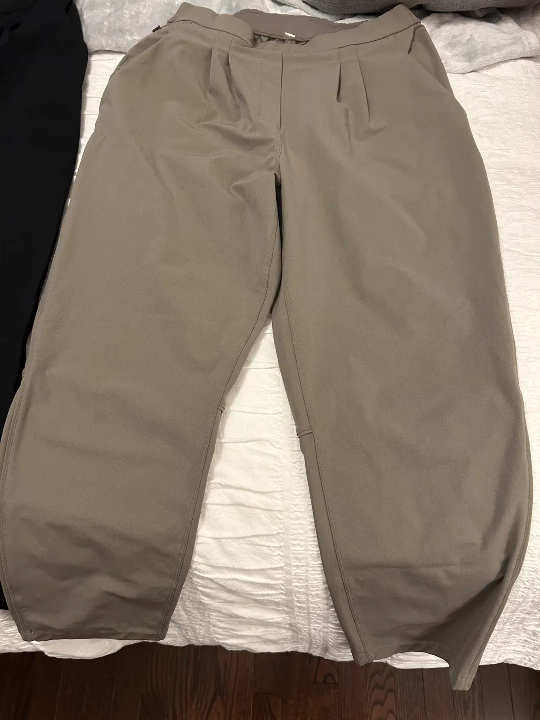 Lululemon Pleated Pants - Black & Tan image indicator(3)