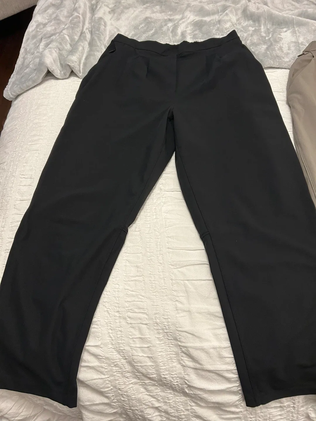 Lululemon Pleated Pants - Black & Tan image indicator(5)