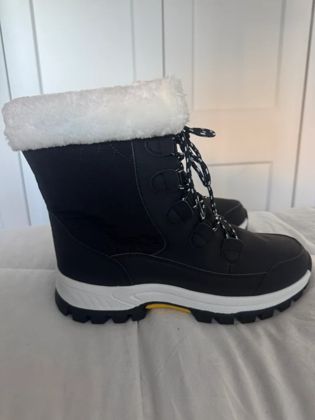 BRAND NEW Winter Boots Ladies Size 11 Waterproof image indicator(2)
