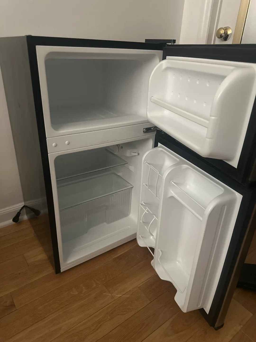 Midea Compact Refrigerator - Silver image indicator(3)