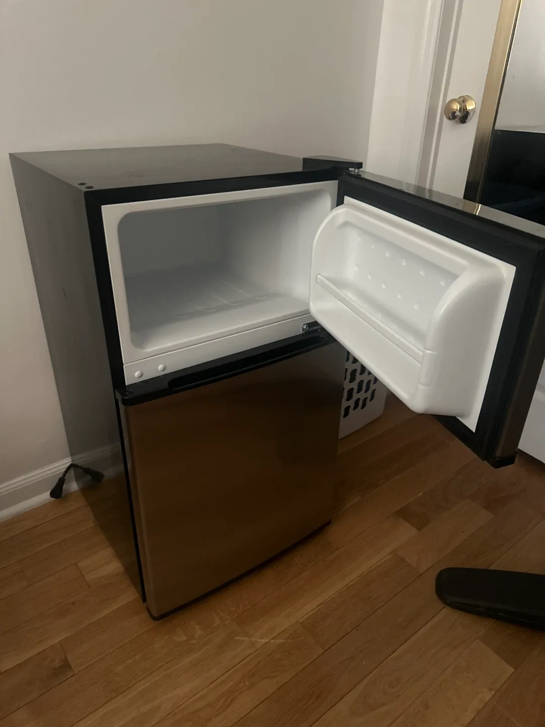 Midea Compact Refrigerator - Silver image indicator(2)