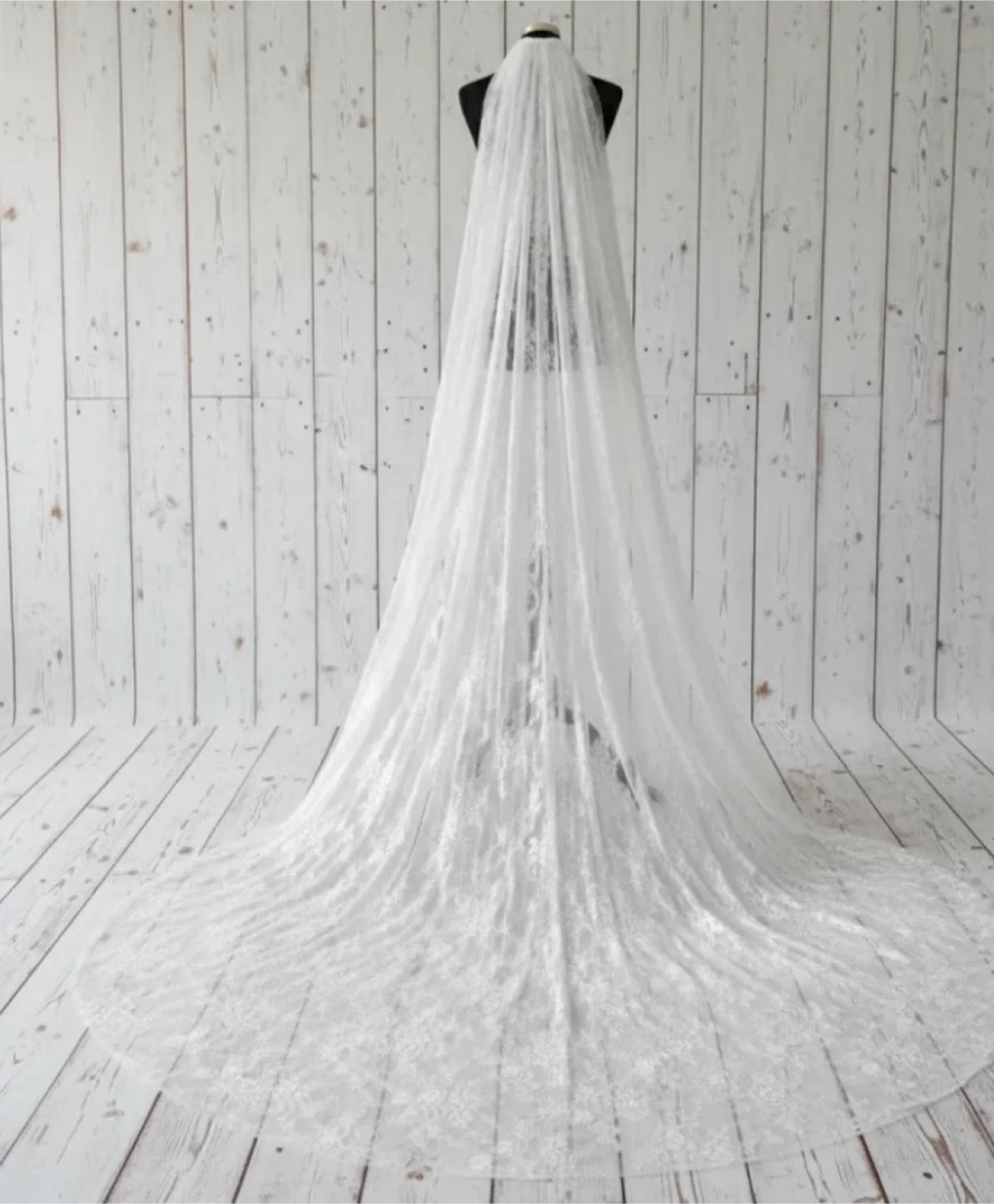 Cathedral White Lace Wedding Veil image indicator(2)