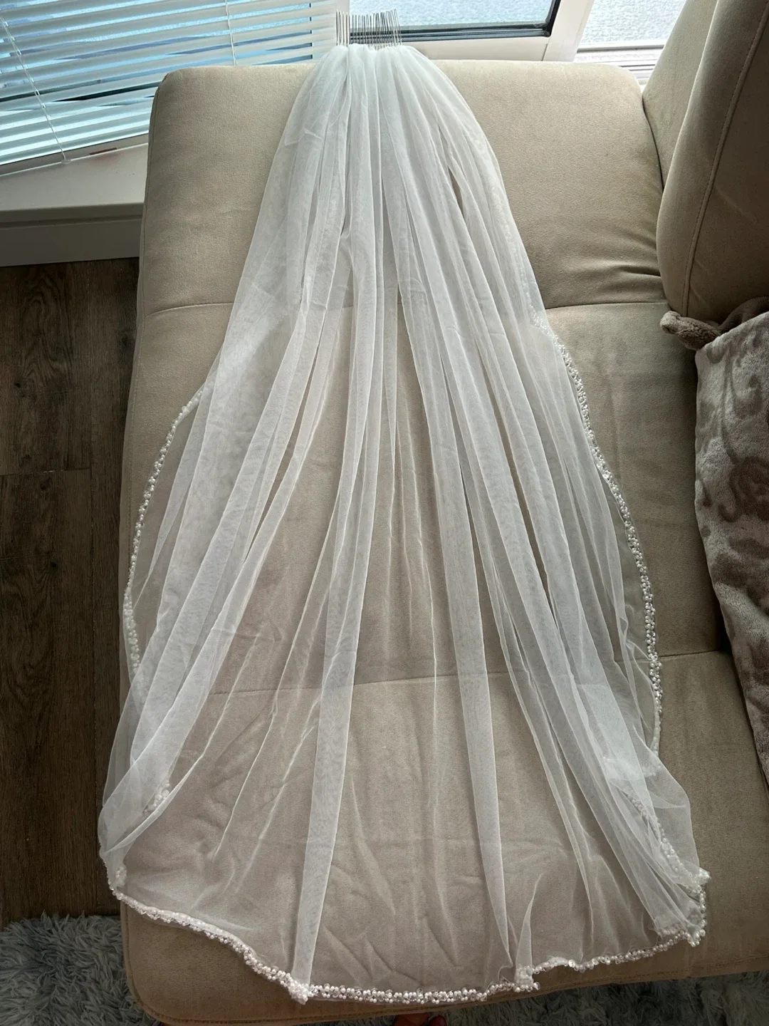 Fingertip jewel Wedding Veil - soft White image indicator(3)