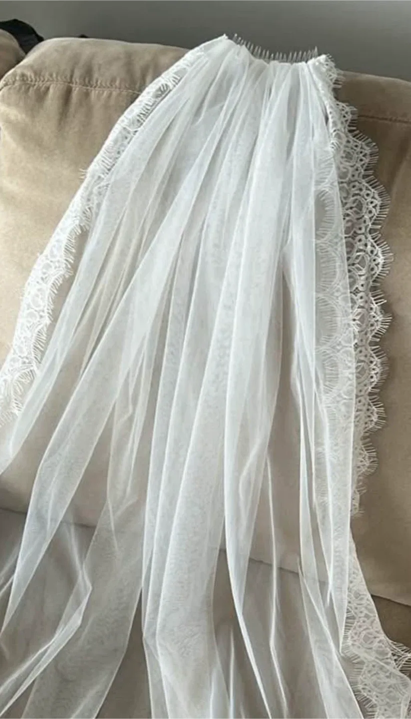 Wedding Veil with Lace Trim - soft white & ivory image indicator(3)