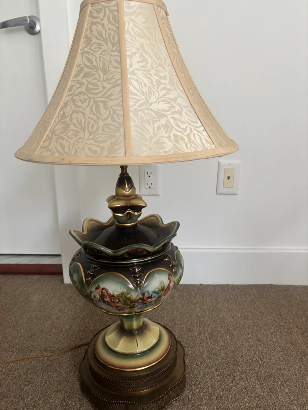 Vintage Decorative Table Lamp With Brass Base image indicator(2)