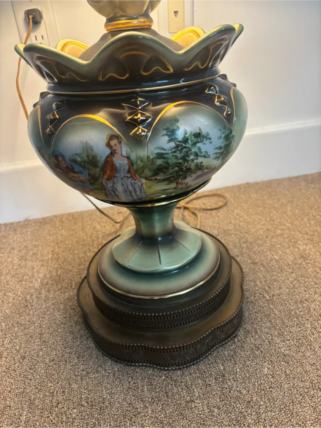 Vintage Decorative Table Lamp With Brass Base image indicator(3)