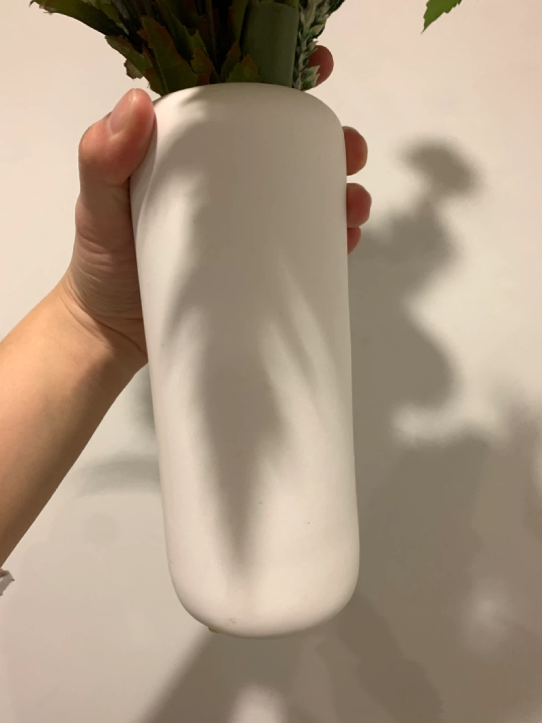 White ceramic vase (flowers not included) - photo 3
