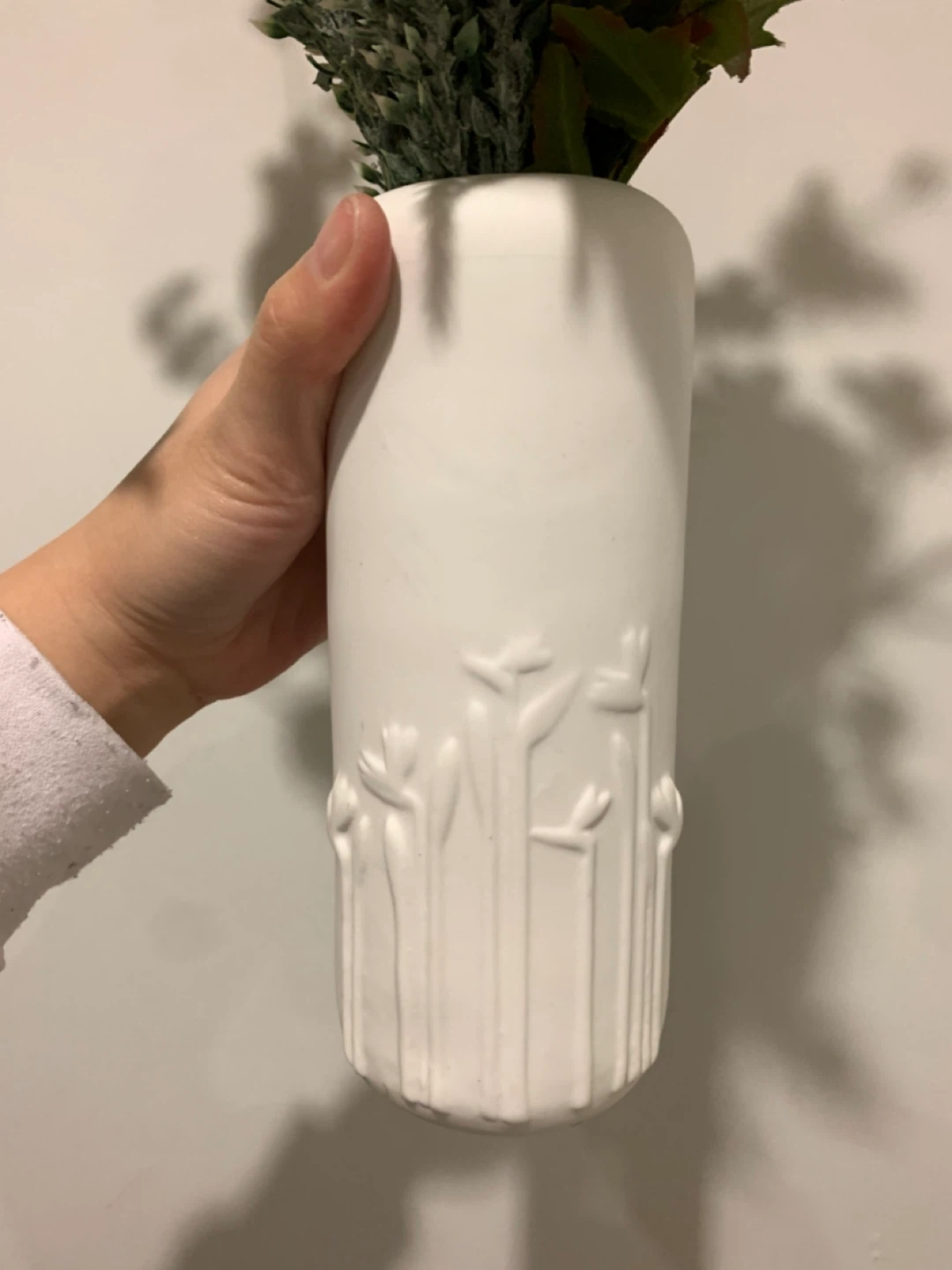 White ceramic vase (flowers not included) - photo 2