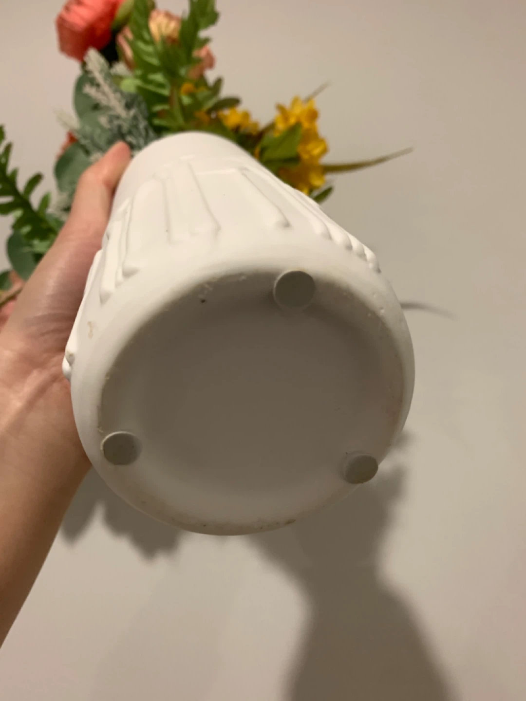 White ceramic vase (flowers not included) - photo 4