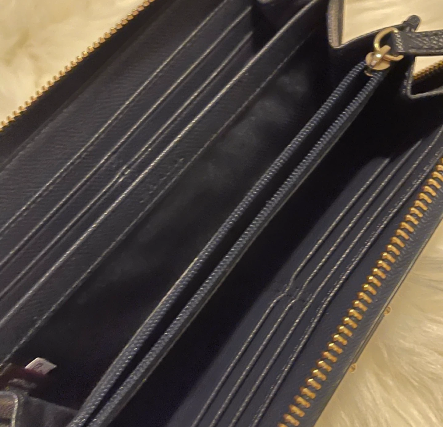 ✨Rare 💯% Authentic BOW long midnight blue Gold-tone Hardware - photo 4