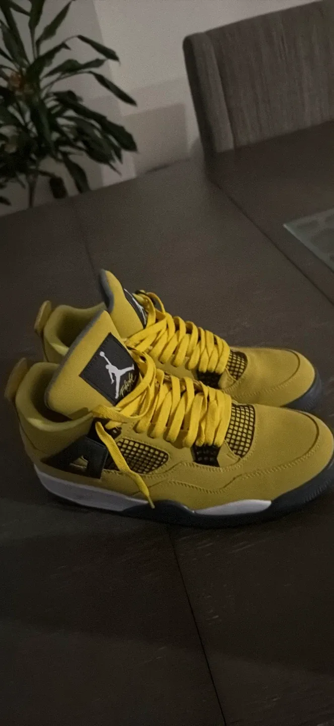 Air Jordan 4 Retro Lightning image indicator(2)