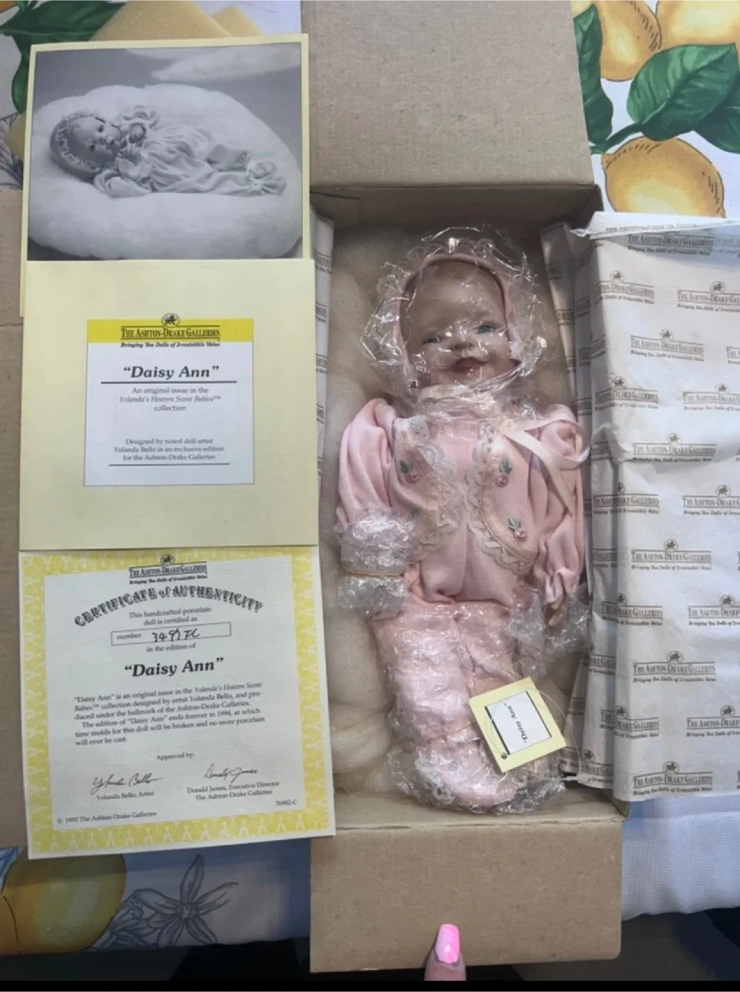 Ashton-Drake Galleries Yolanda's Heaven Scent Baby Doll image indicator(6)