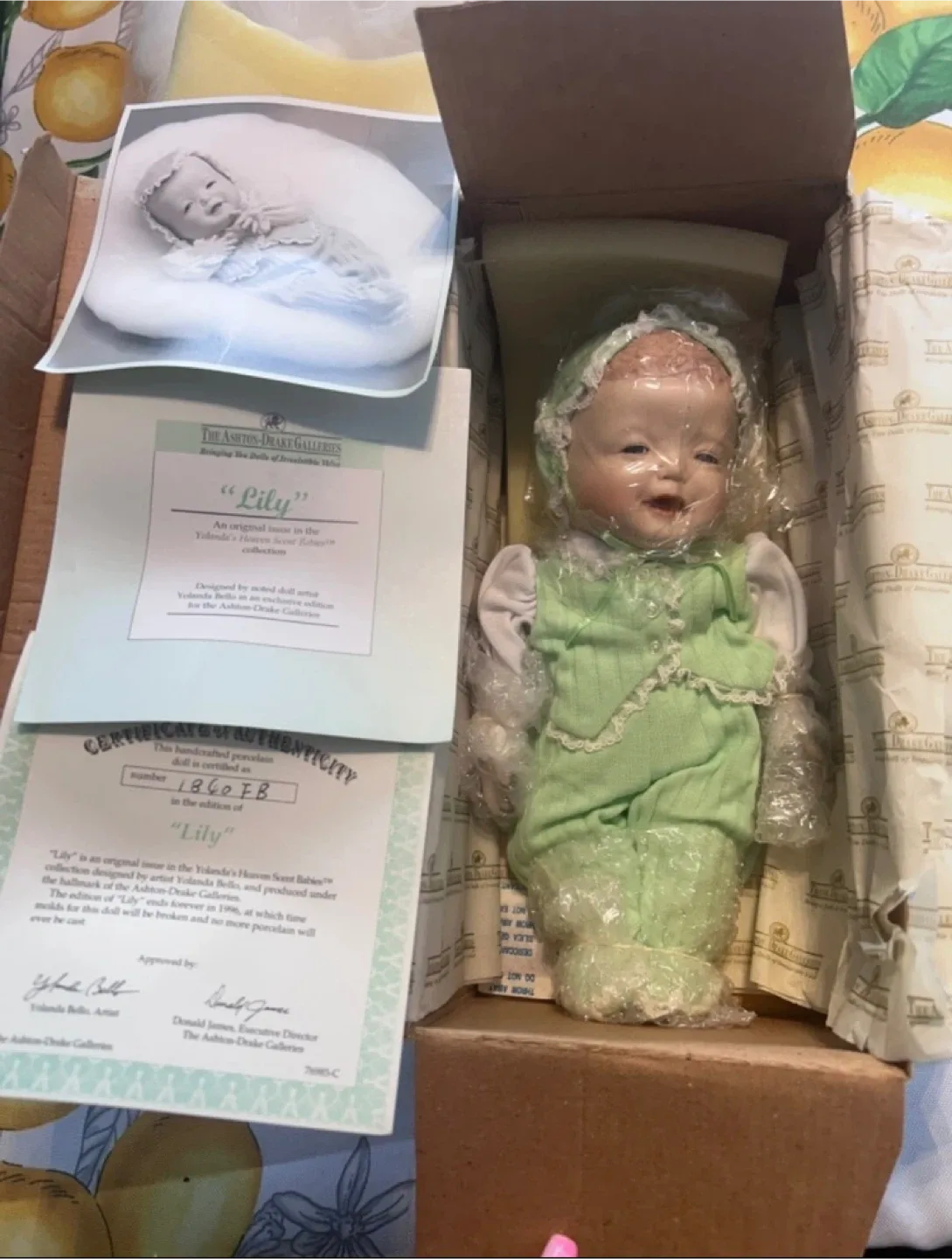 Ashton-Drake Galleries Yolanda's Heaven Scent Baby Doll image indicator(7)