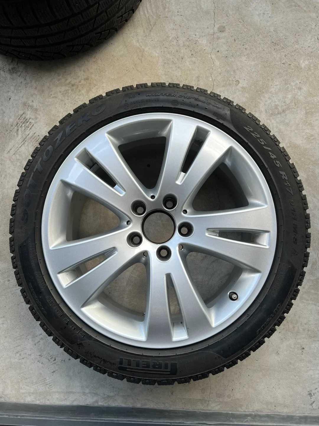 Pirelli Sottozero Winter Tire Set image indicator(2)