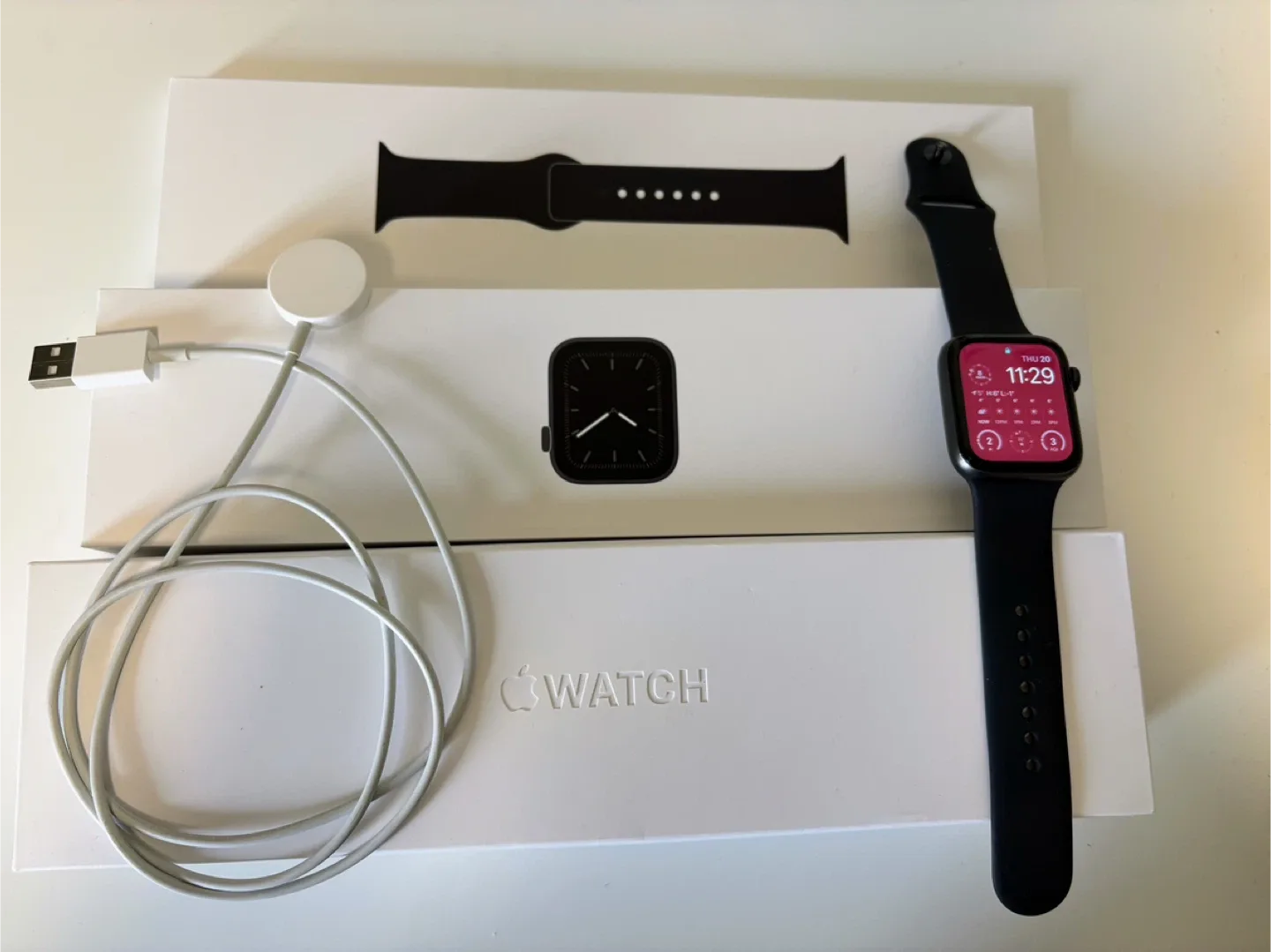 Apple Watch Series 5 - 44 mm - charger, sport band