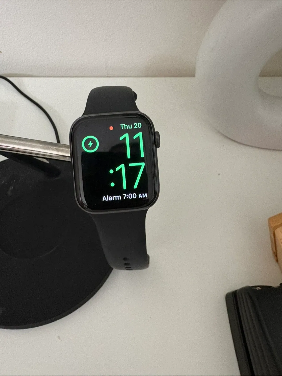 Apple Watch Series 5 - 44 mm - charger, sport band image indicator(4)