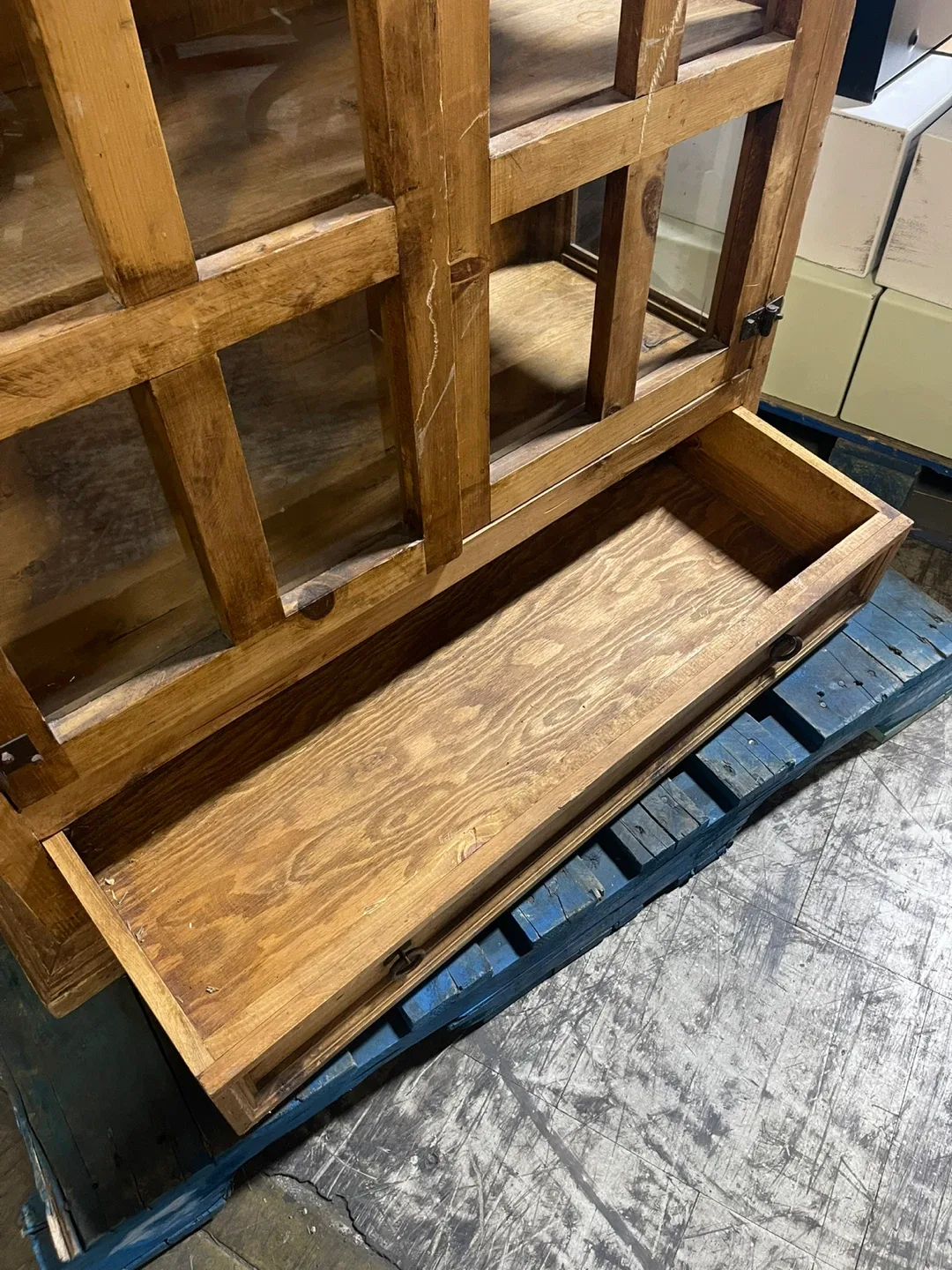 Country Charm Curio Cabinet well made image indicator(5)