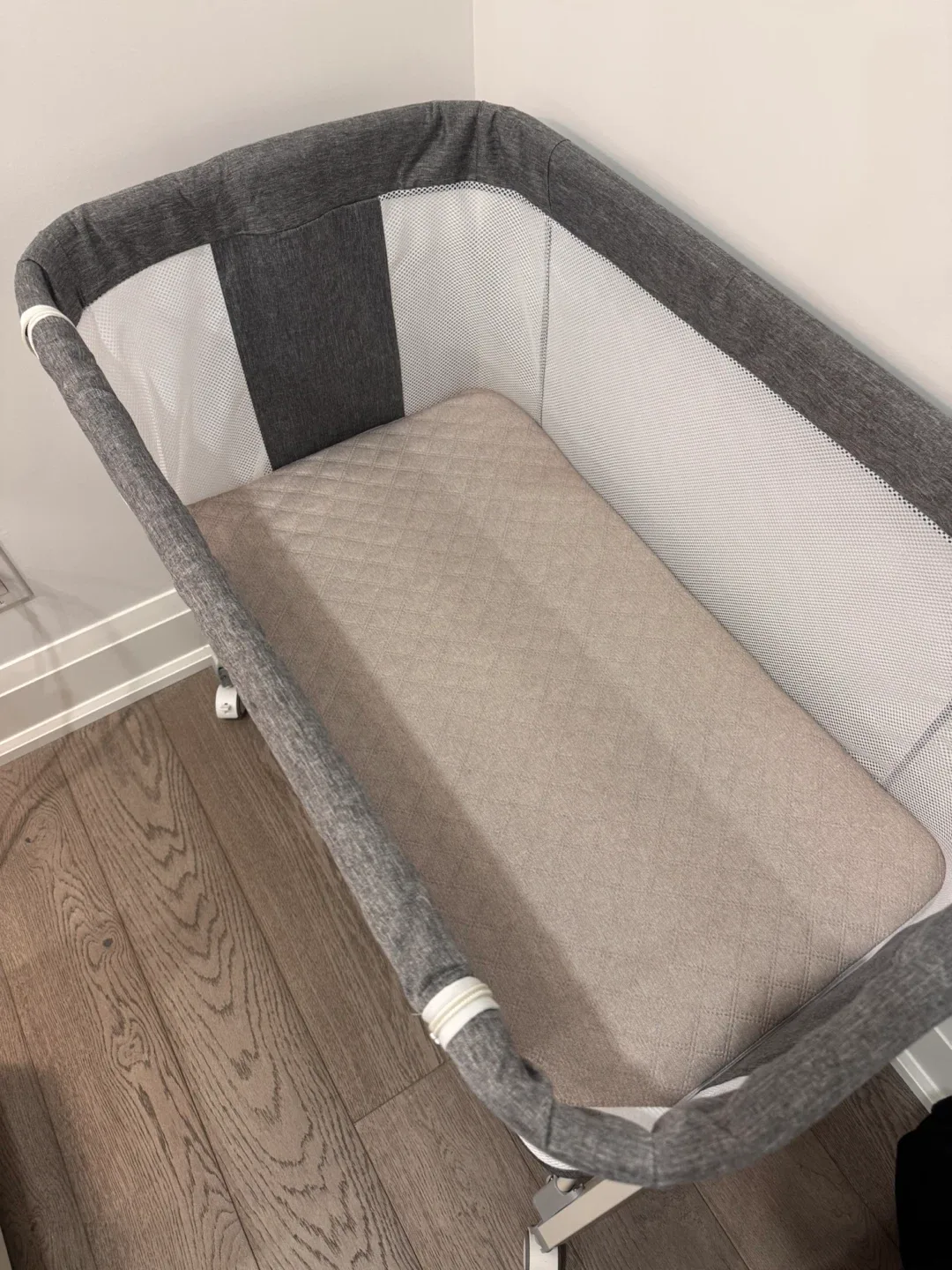 3-in-1 Bassinet Bedside Sleeper - Grey image indicator(2)