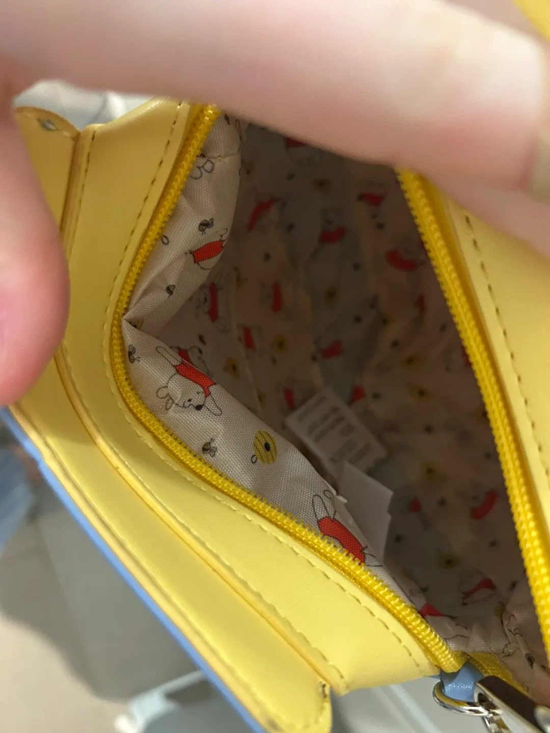 never used!! Winnie the Pooh Hunny Pot Crossbody Bag image indicator(5)