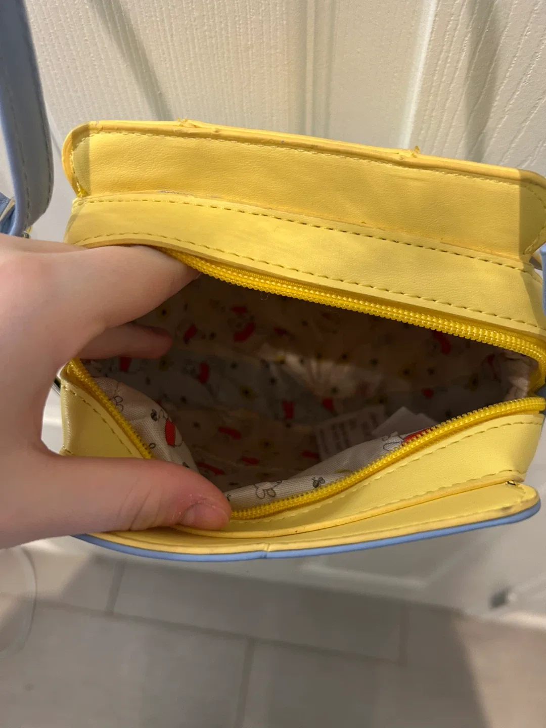 never used!! Winnie the Pooh Hunny Pot Crossbody Bag image indicator(4)