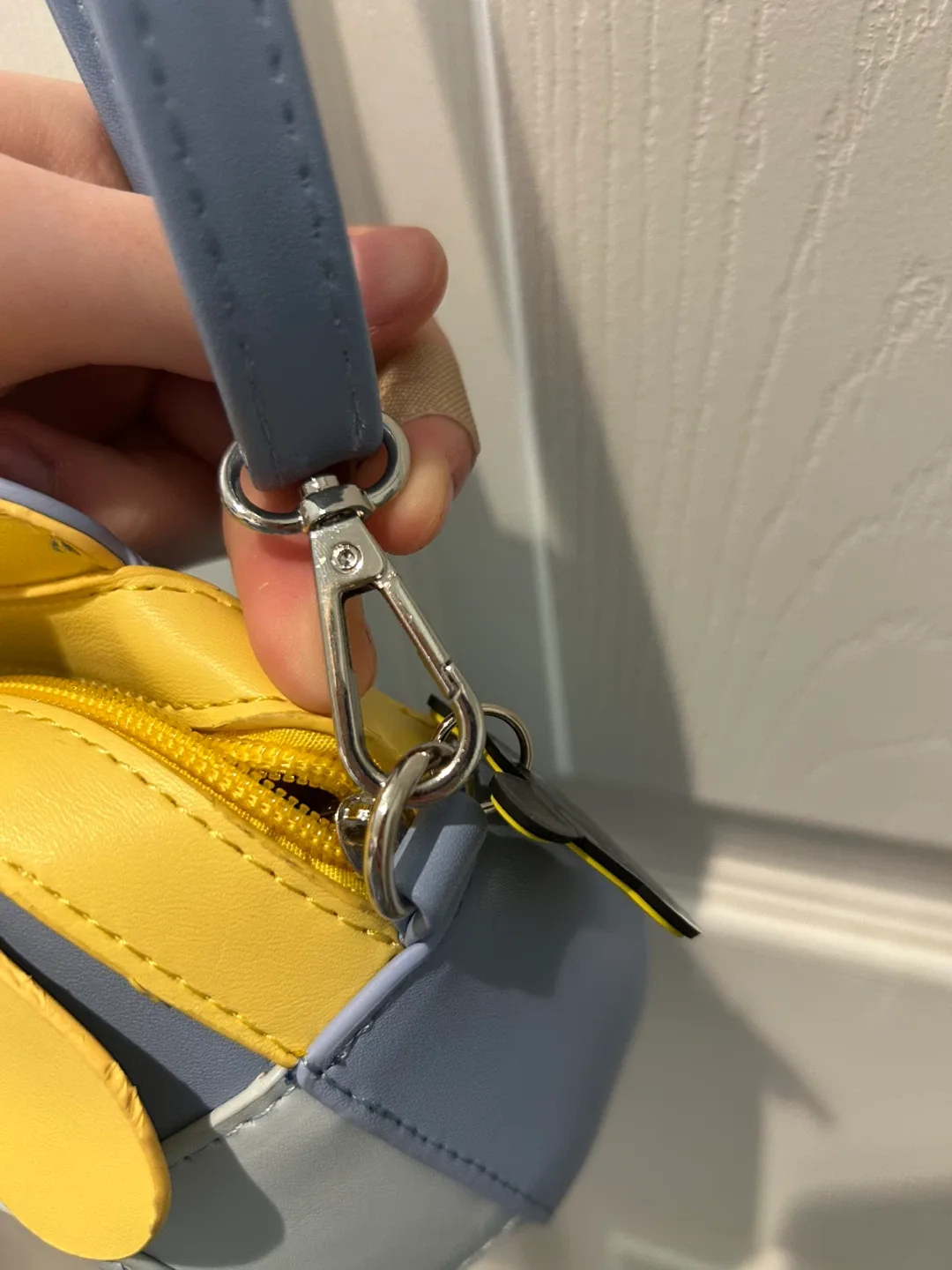 never used!! Winnie the Pooh Hunny Pot Crossbody Bag image indicator(8)