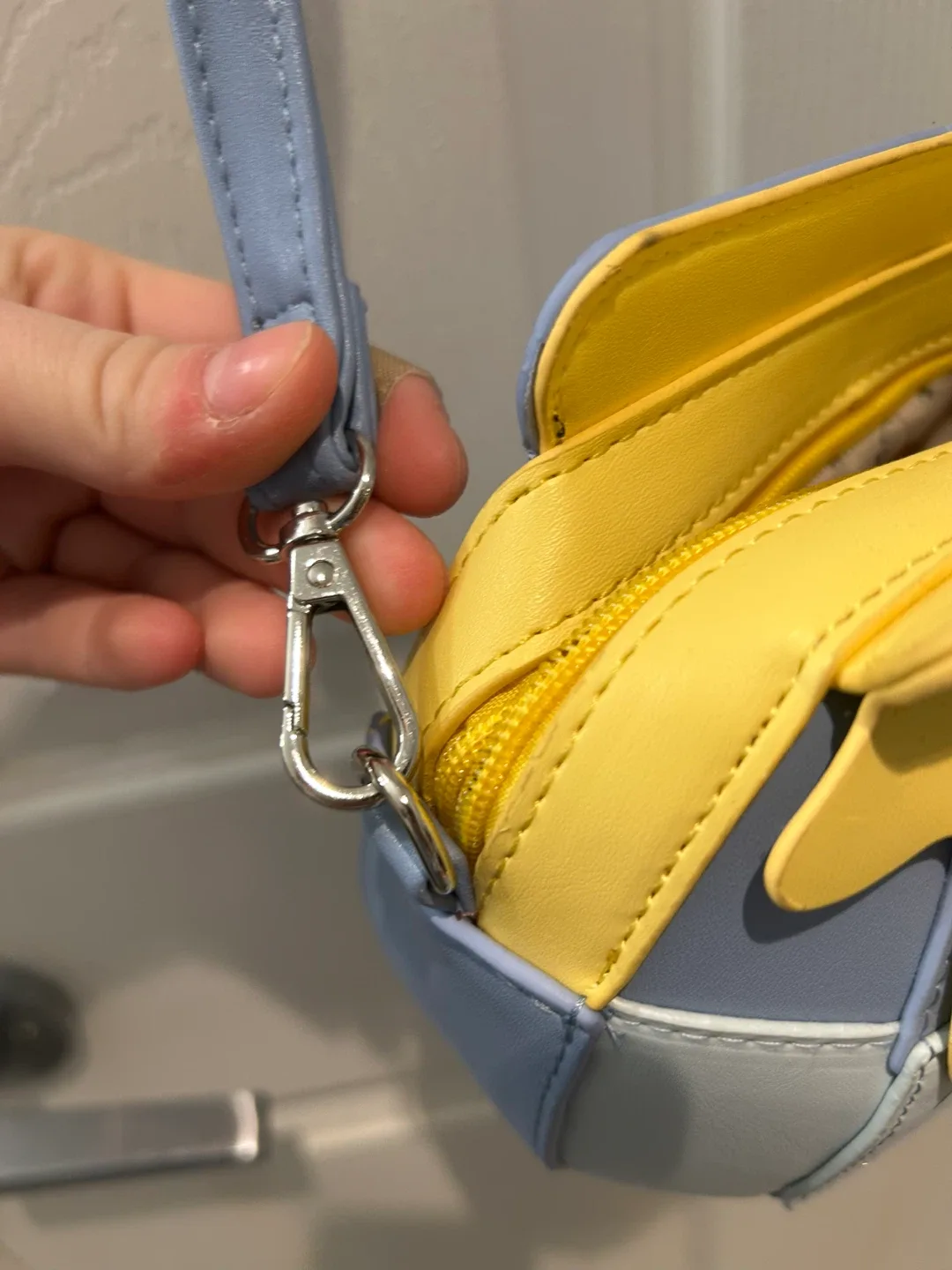 never used!! Winnie the Pooh Hunny Pot Crossbody Bag image indicator(7)