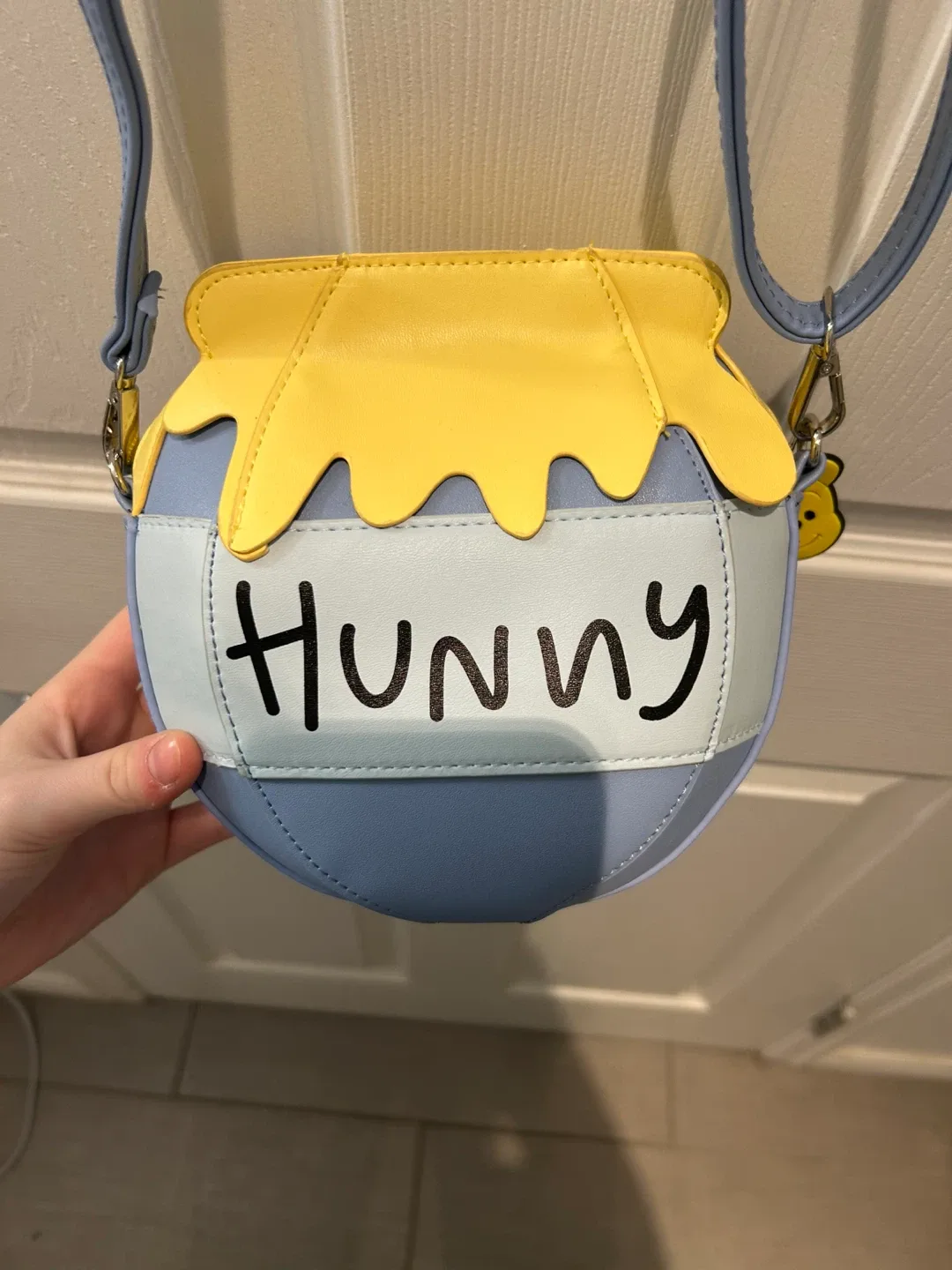 never used!! Winnie the Pooh Hunny Pot Crossbody Bag image indicator(9)