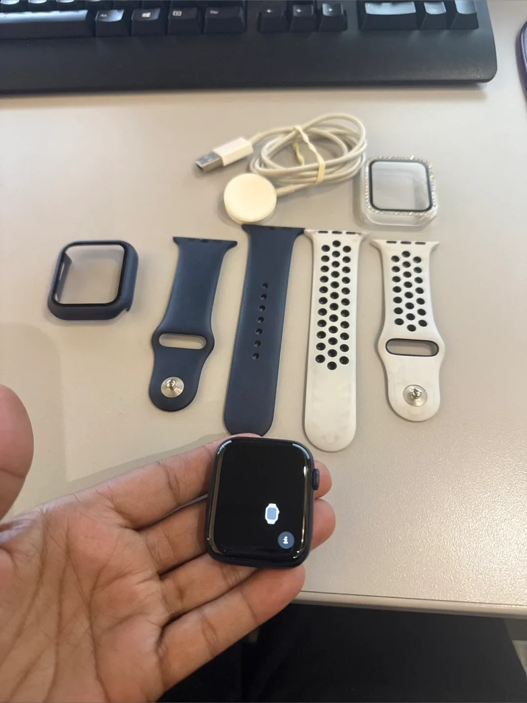 Apple Watch with Bands and Accessories image indicator(3)