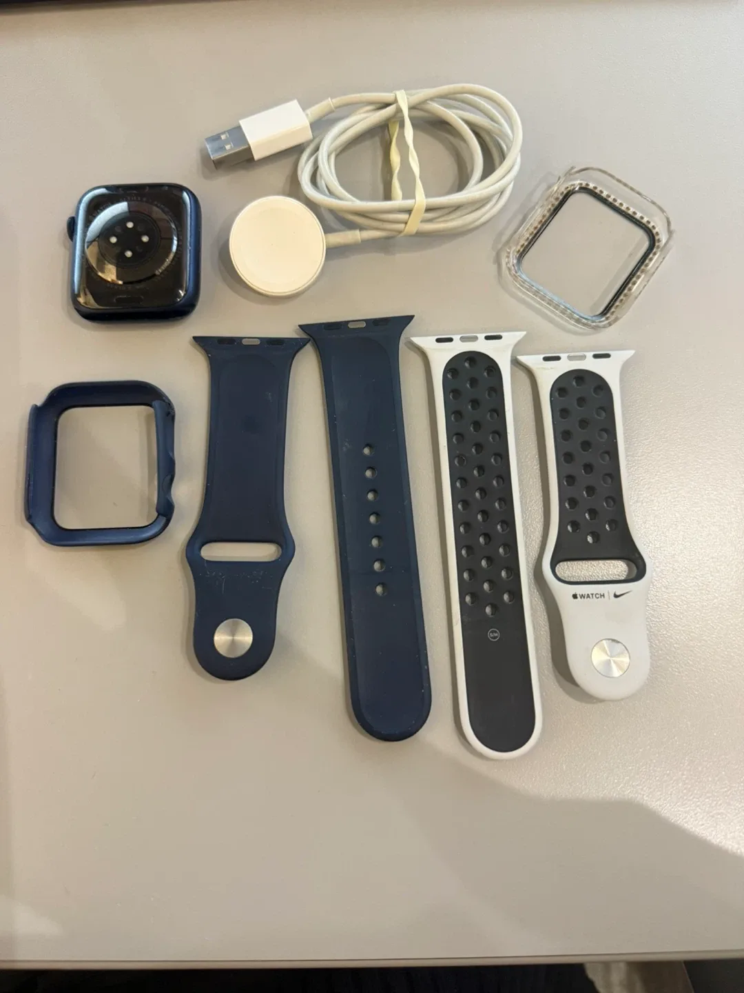 Apple Watch with Bands and Accessories image indicator(2)