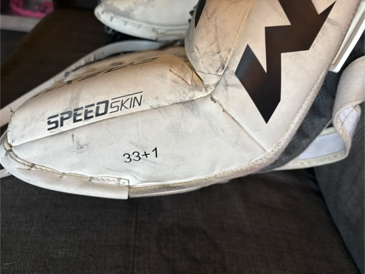 CCM EFlex 5.5 Goalie Leg Pads - Size 33+1 image indicator(2)