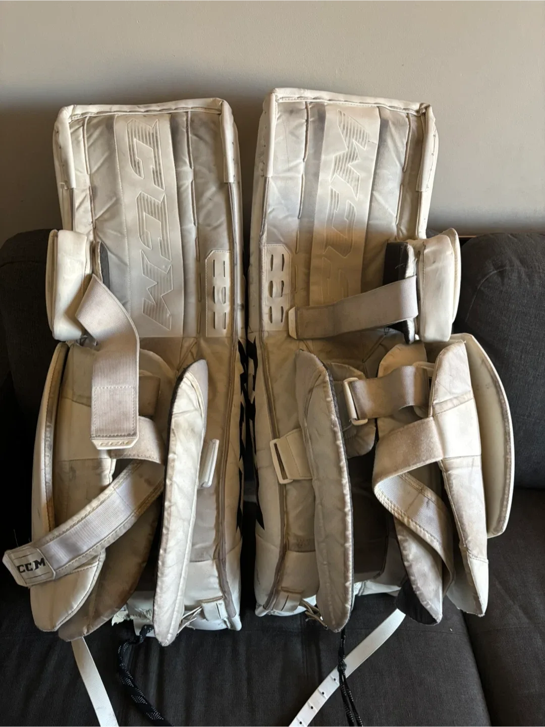 CCM EFlex 5.5 Goalie Leg Pads - Size 33+1 image indicator(3)