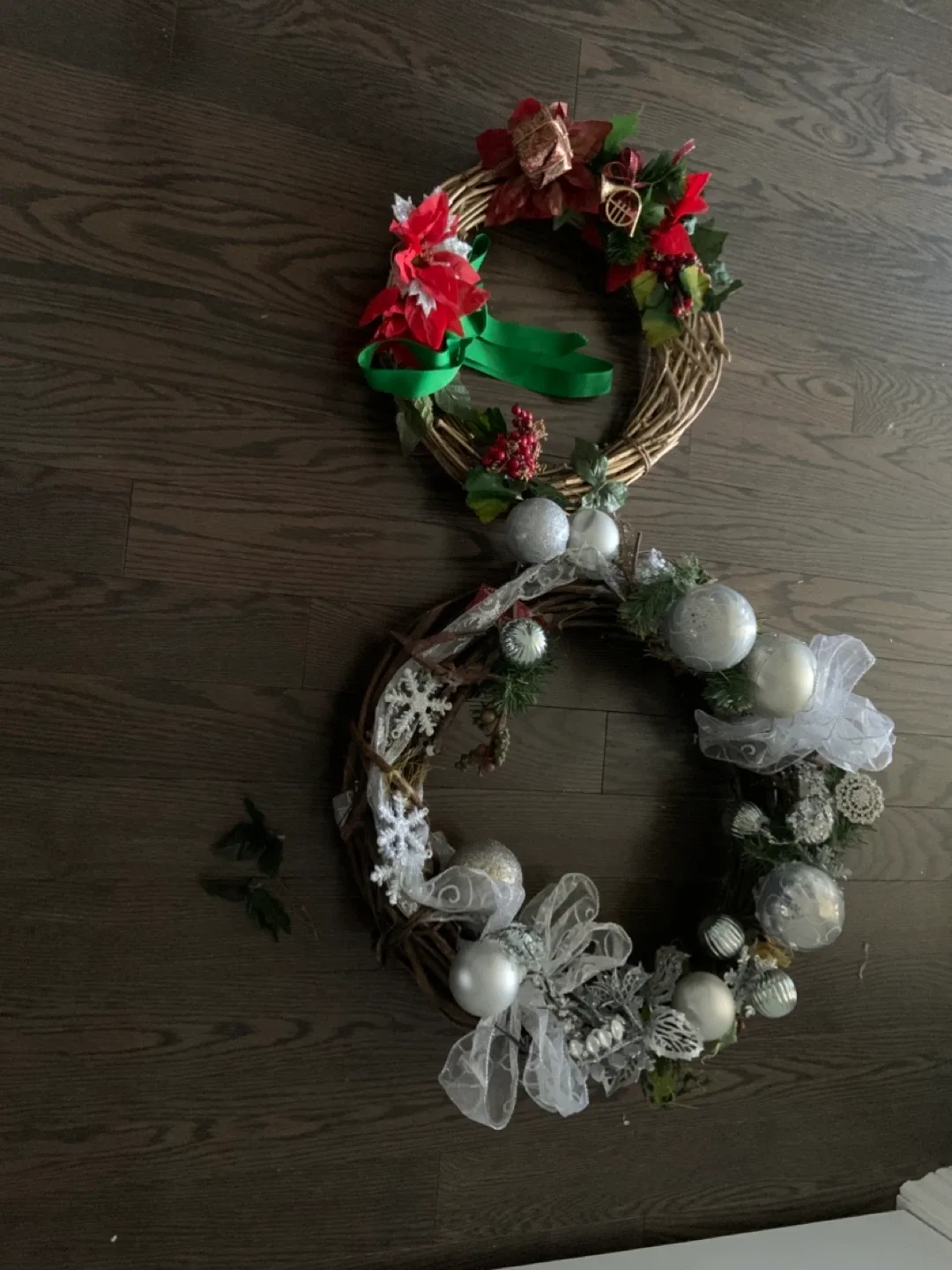 Christmas Wreaths - Silver & Red image indicator(3)
