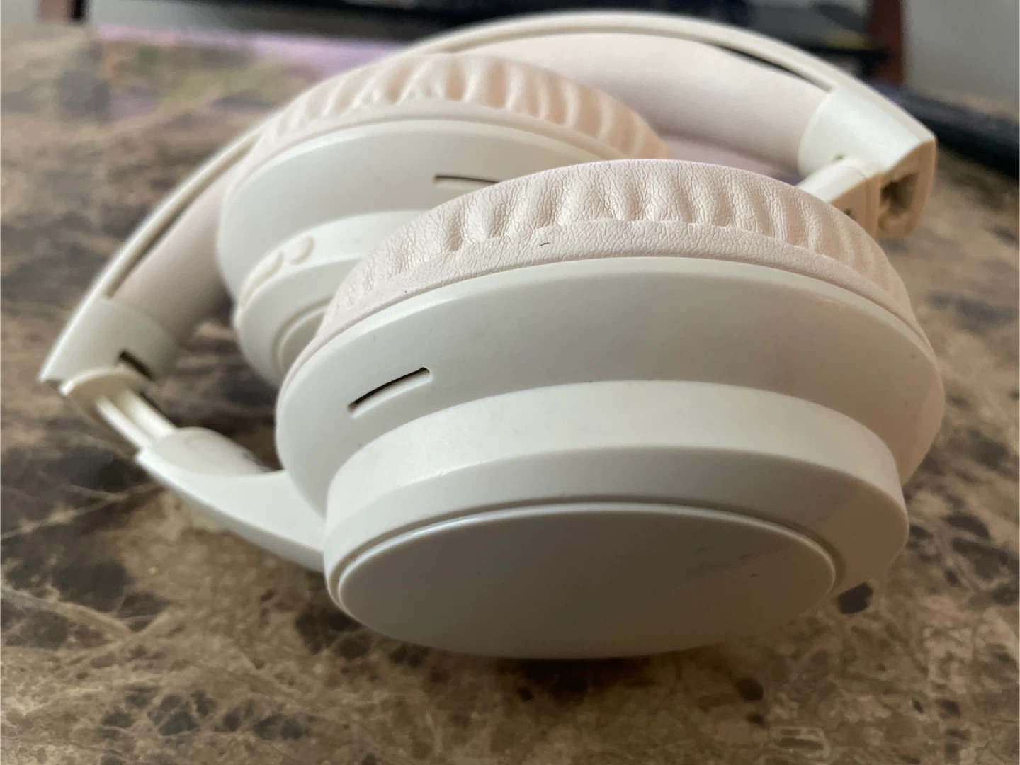 White Wireless Headphones - photo 2