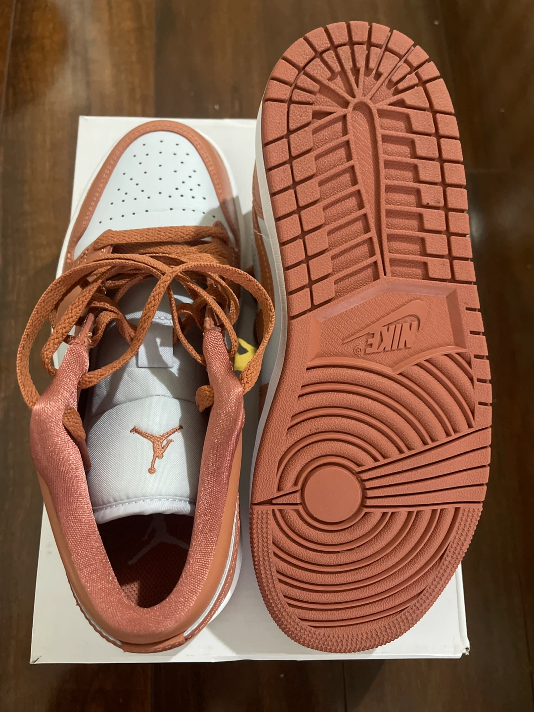 Nike Air Jordan 1 Low SE, Size 7.5 US - photo 4