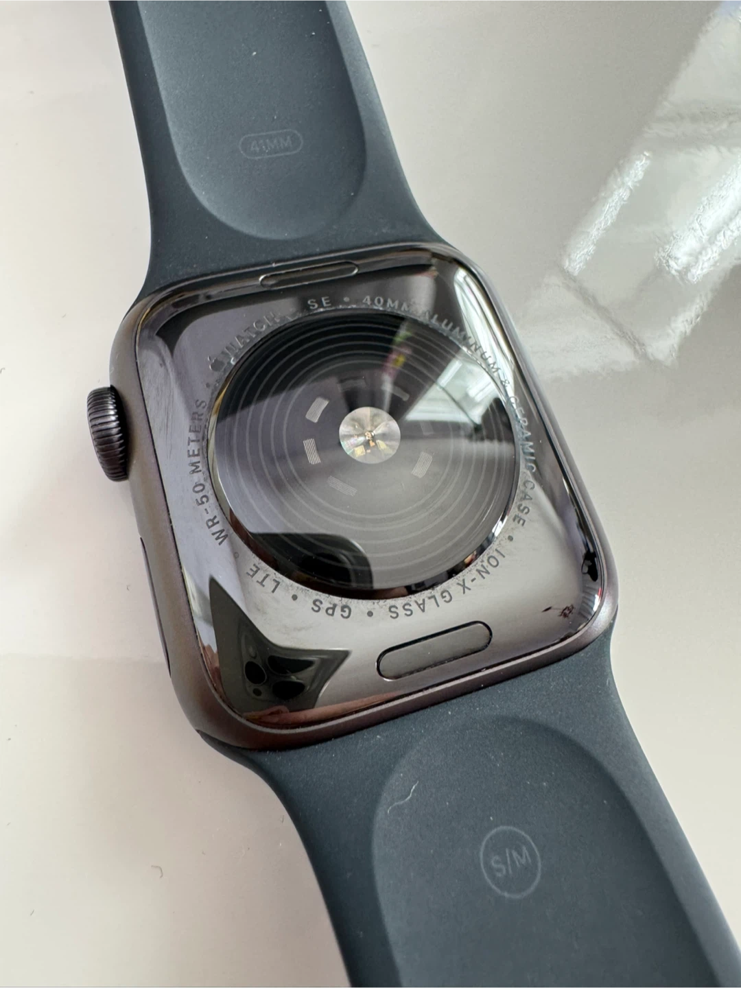Apple Watch SE 40mm Black with charger - photo 3