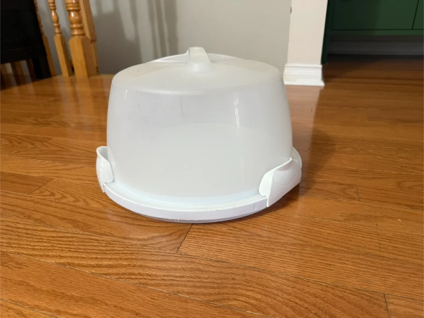 Round cake and rectangular cupcake carrier