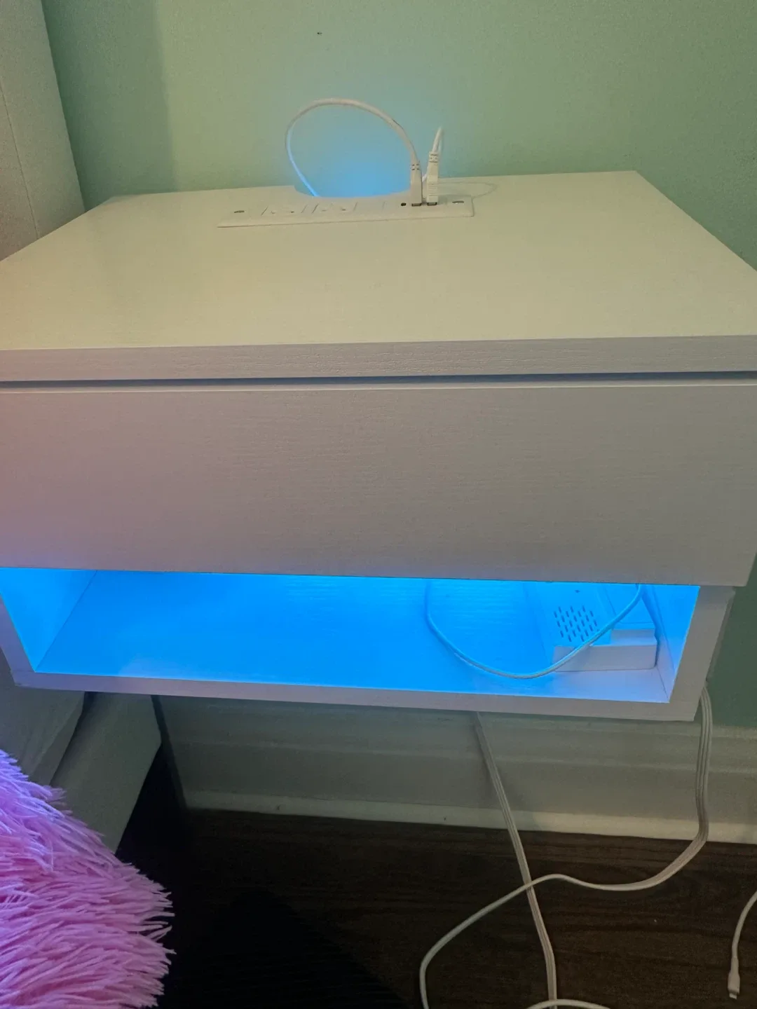 Floating bedside table image indicator(4)