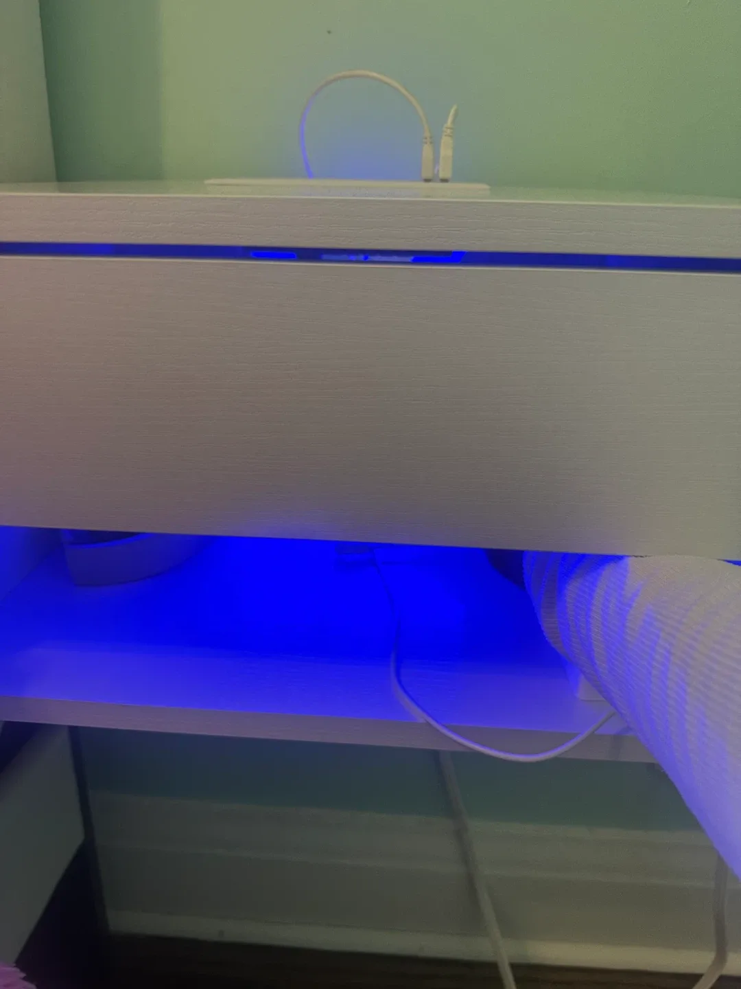 Floating bedside table image indicator(3)