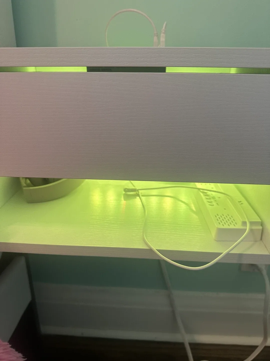 Floating bedside table image indicator(6)