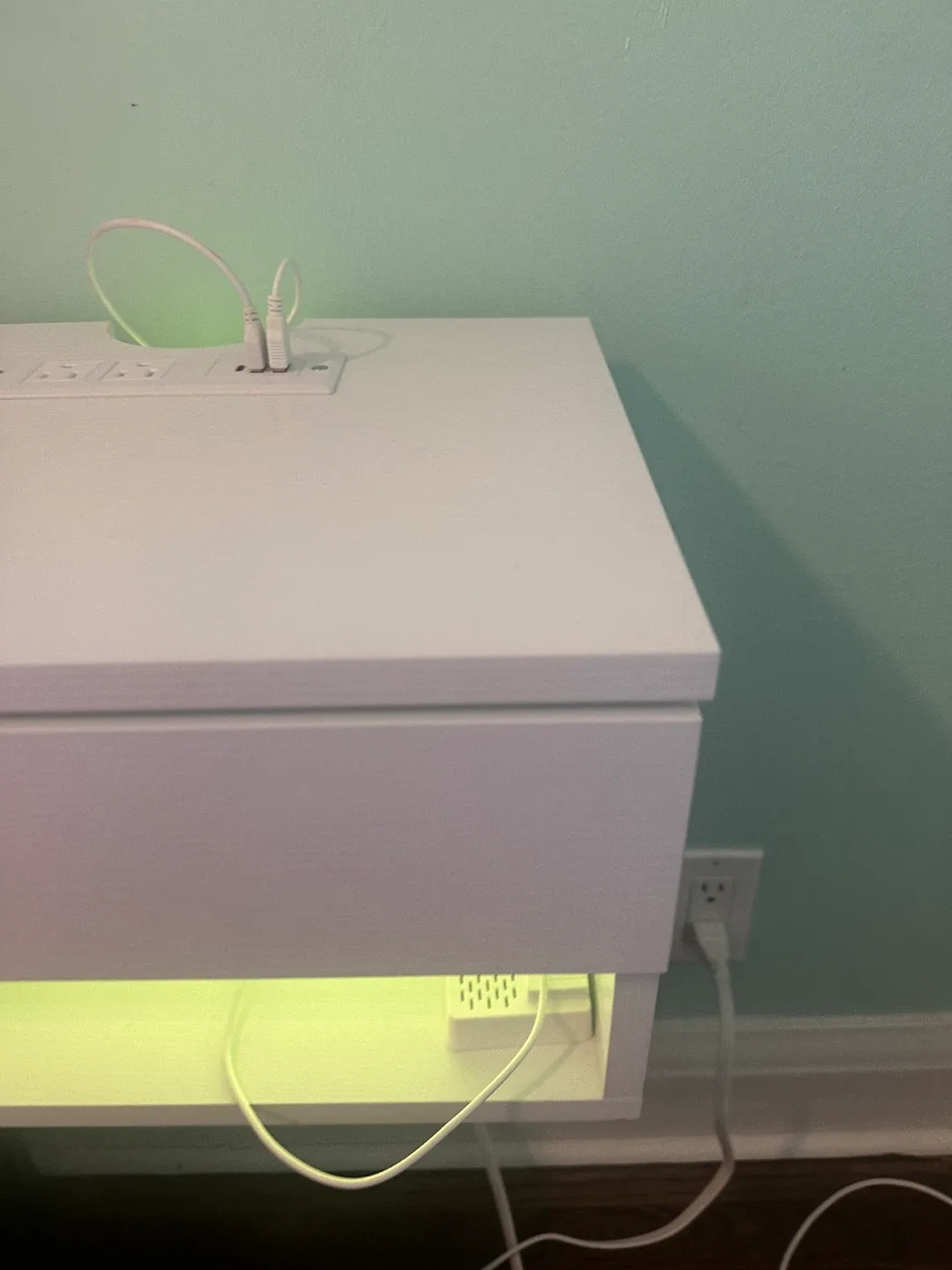 Floating bedside table image indicator(7)