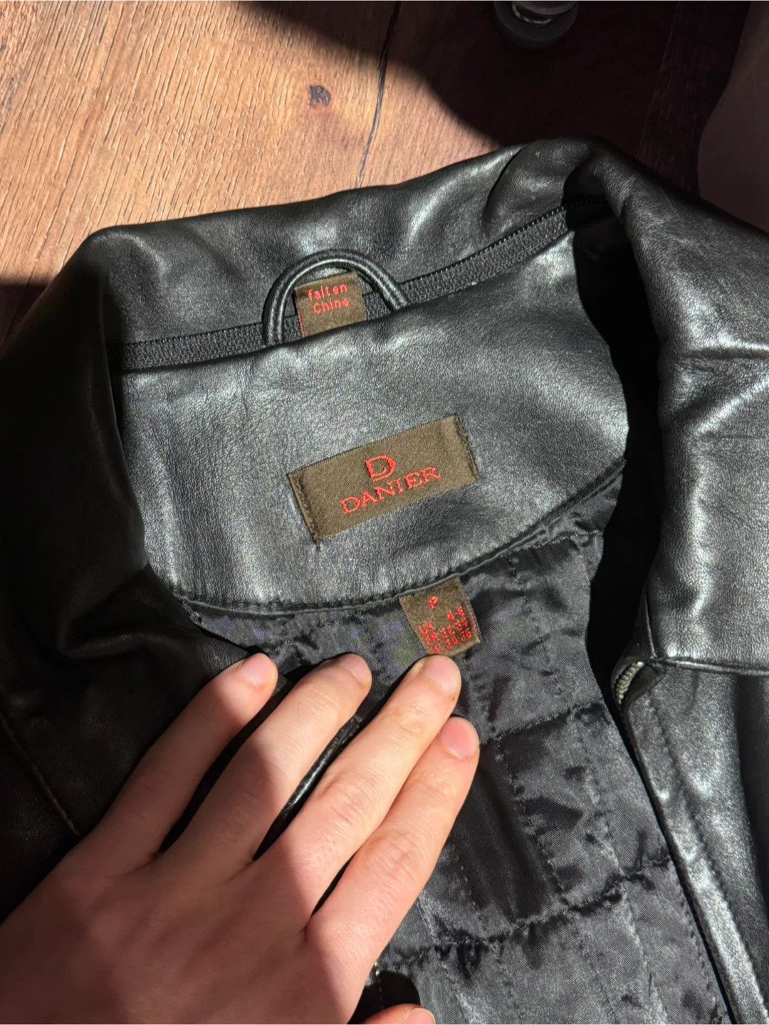 Danier Women's Genuine Leather Mid-Length Jacket - Size P (XS/S) - photo 4
